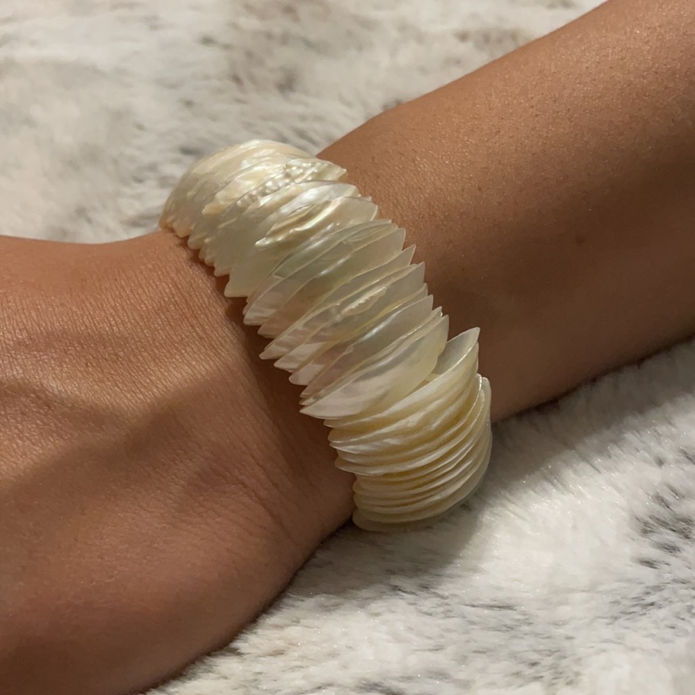 Stretchy Shell Bracelet - Picture 5 of 6